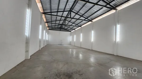 คลังสินค้า ให้เช่าในBang Khun Thian, Bangkok - พื้นที่จัดเก็บแบบไร้เสากลางยาว เหมาะสำหรับวางสินค้า มีช่องแสงด้านข้าง