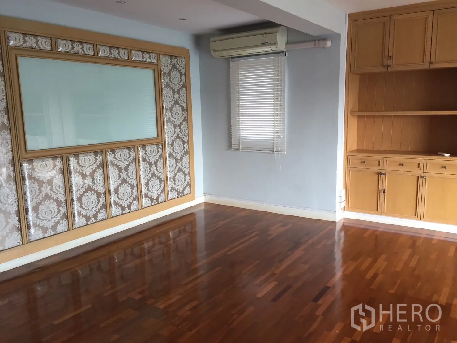 สำนักงานที่บ้าน ให้เช่าหรือขายในSuan Luang, Bangkok - ห้องโล่งพร้อมตู้บิวท์อิน เครื่องปรับอากาศ และแผงผนังตกแต่ง