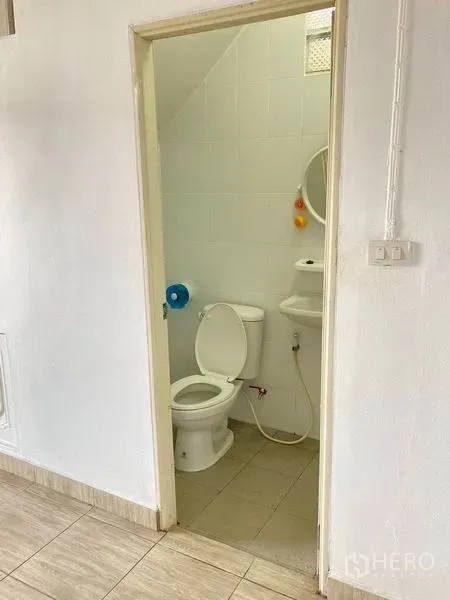 คลังสินค้า ให้เช่าในBang Phli, Samut Prakan - ห้องน้ำสะอาดพร้อมโถสุขภัณฑ์ อ่างล้างหน้า และผนังกระเบื้องสีขาว