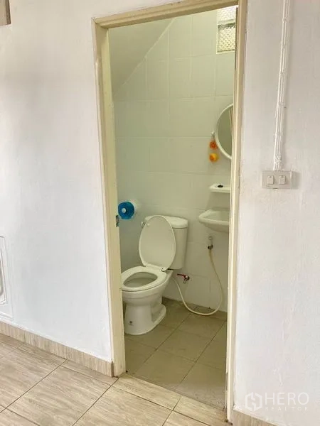 คลังสินค้า ให้เช่าในBang Phli, Samut Prakan - ห้องน้ำสะอาดพร้อมโถสุขภัณฑ์ อ่างล้างหน้า และผนังกระเบื้องสีขาว