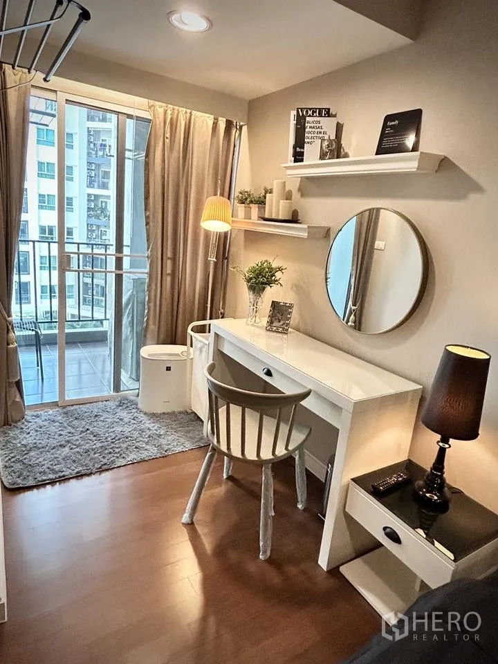 คอนโด for rent in Huai Khwang, Bangkok - มุมทำงานพร้อมชั้นวาง ใกล้ประตูเลื่อนออกสู่ระเบียง