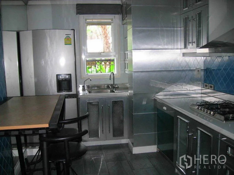 บ้าน ให้เช่าในWatthana, Bangkok - ห้องครัวบิลท์อินตู้สเตนเลส เตาแก๊ส เคาน์เตอร์รับประทานอาหาร และตู้เย็น