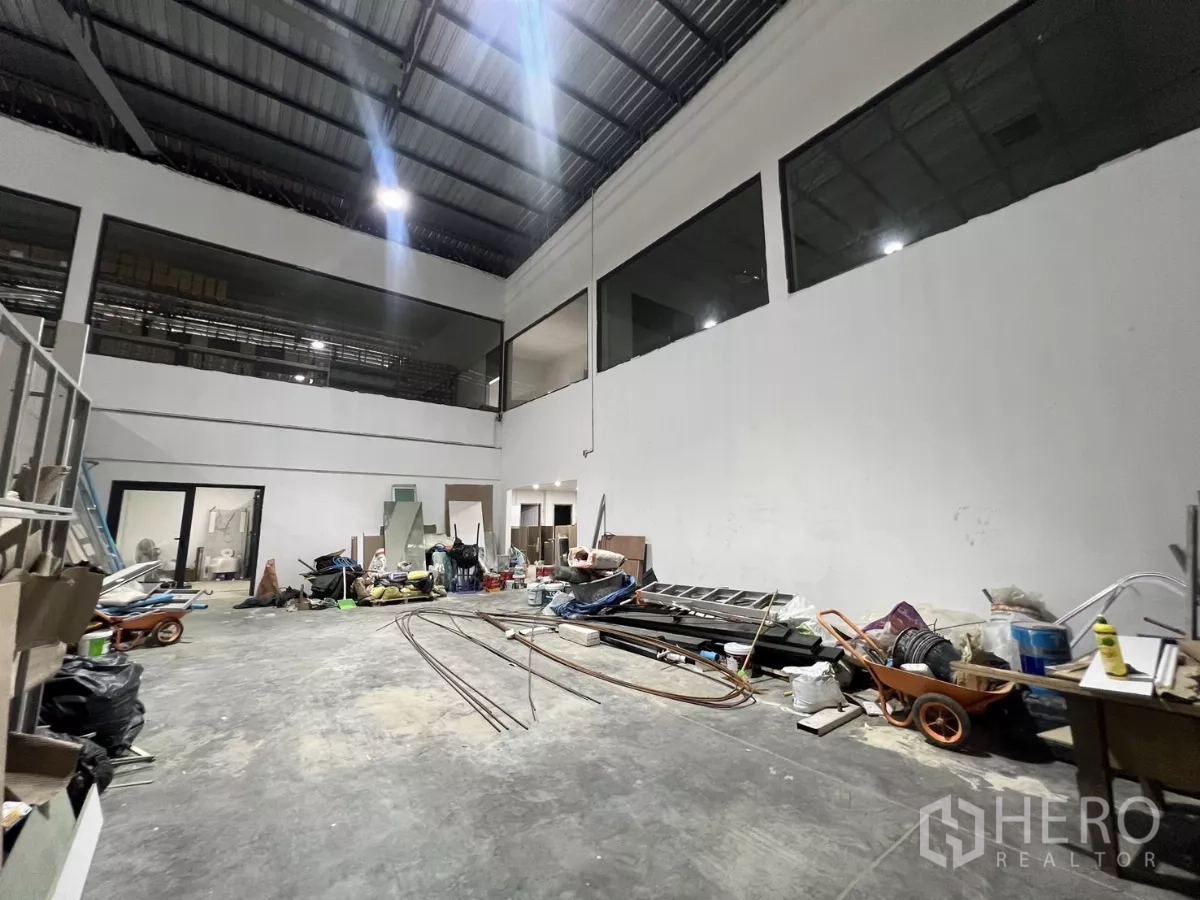 คลังสินค้า ให้เช่าหรือขายในLat Krabang, Bangkok - โถงเก็บของพื้นคอนกรีต มีชั้นลอยและทางเข้าออกกว้าง