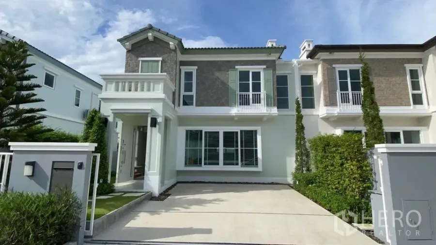 独立式住宅 出租在Prawet, Bangkok - 两层独栋别墅外立面，带车道与修剪整齐的绿篱