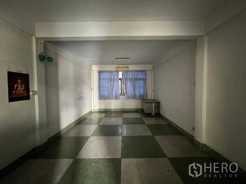 อาคารพาณิชย์ ให้เช่าในSuan Luang, Bangkok - ห้องสี่เหลี่ยมผืนผ้ายาว พื้นกระเบื้องและหน้าต่างติดผ้าม่าน เหมาะทำออฟฟิศ