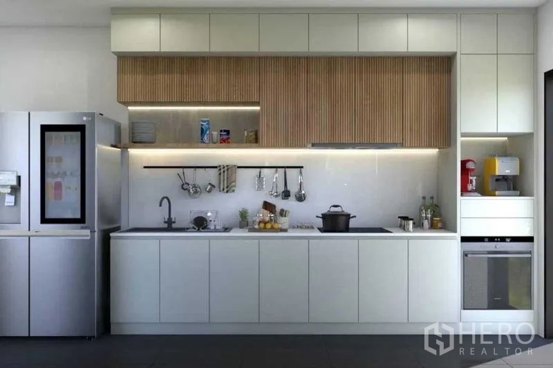 ทาวน์เฮาส์ ขายในSuan Luang, Bangkok - ครัวสไตล์โมเดิร์นแบบเส้นตรง พร้อมตู้บิวท์อิน อ่างล้าง และเครื่องใช้ไฟฟ้า