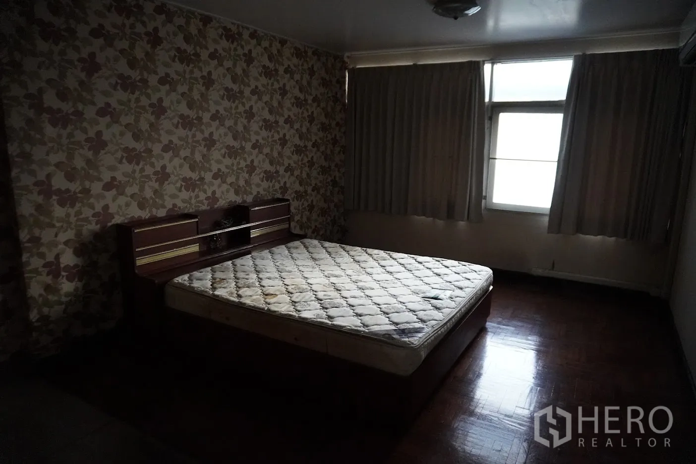 อาคารพาณิชย์ ให้เช่าในWatthana, Bangkok - ห้องนอนวอลล์เปเปอร์ลายดอก พื้นปาร์เกต์ หน้าต่างผ้าม่าน