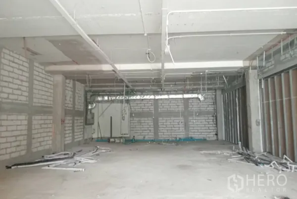 零售空间 出租在Khlong Toei, Bangkok - 毛坯商铺，裸露天花与管线，水泥地面，待二次装修。