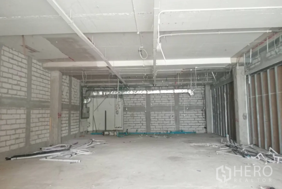 零售空间 出租在Khlong Toei, Bangkok - 毛坯商铺，裸露天花与管线，水泥地面，待二次装修。