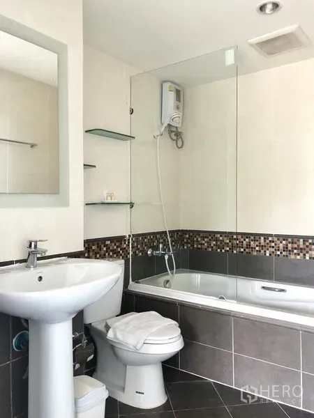 คอนโด ให้เช่าในKhlong Toei, Bangkok - ห้องน้ำสมัยใหม่พร้อมอ่างอาบน้ำ ฉากกระจก และโมเสกตกแต่งที่คอนโด Waterford สุขุมวิท 50