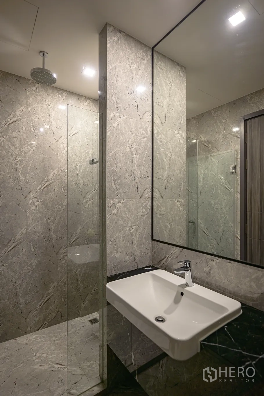 คอนโด ให้เช่าในWatthana, Bangkok - ห้องน้ำสมัยใหม่ กระจกบานใหญ่ อ่างล้างหน้า และตู้ชาวเวอร์กระจก