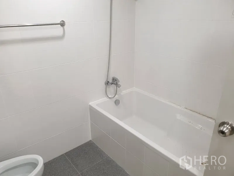 คอนโด ให้เช่าในWatthana, Bangkok - ห้องน้ำปูกระเบื้องสีขาว อ่างอาบน้ำพร้อมฝักบัวมือถือ