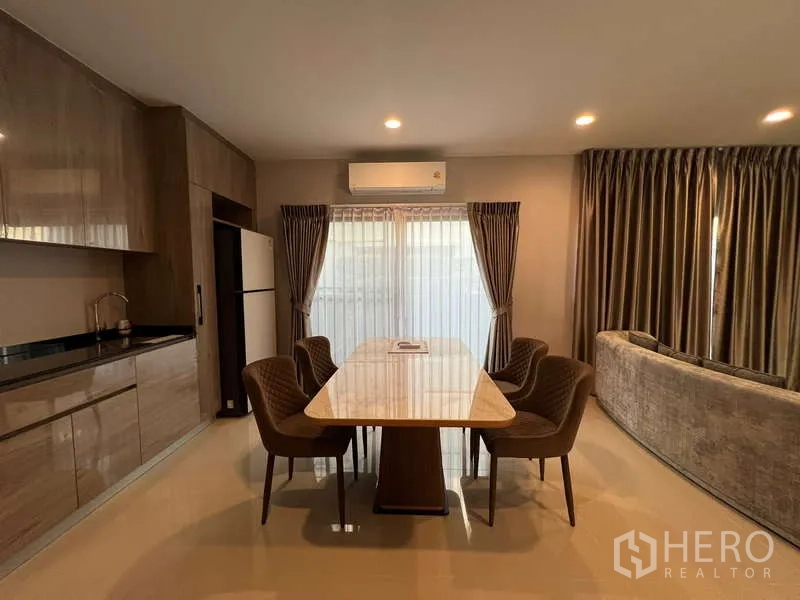 บ้าน ให้เช่าในBang Kapi, Bangkok - พื้นที่ทานอาหาร โต๊ะหินอ่อน 6 ที่นั่ง ข้างแพนทรี