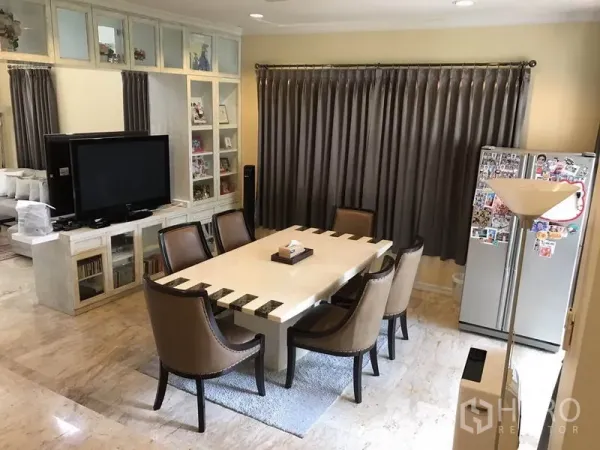 独立式住宅 出租 - 采光良好的餐区，六人石面餐桌，内置柜体、电视柜、落地灯、冰箱与遮光窗帘。