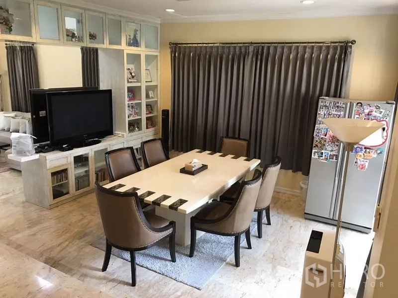 独立式住宅 出租 - 采光良好的餐区，六人石面餐桌，内置柜体、电视柜、落地灯、冰箱与遮光窗帘。