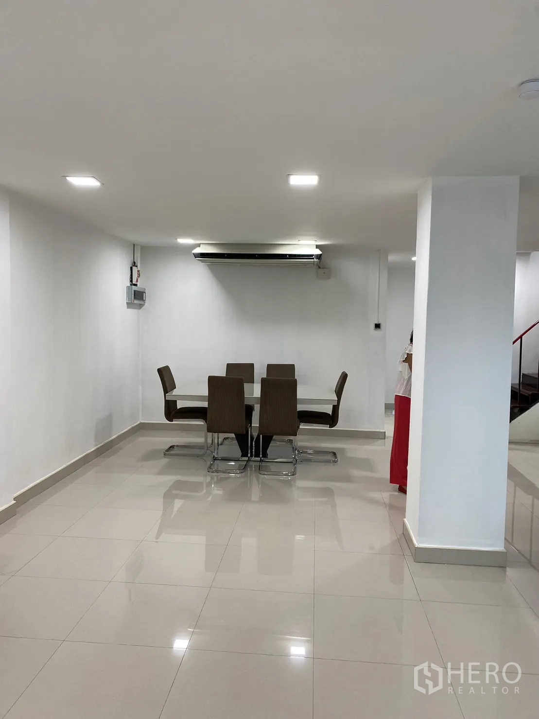 ทาวน์เฮาส์ ให้เช่าในKhlong Toei, Bangkok - พื้นที่รับประทานอาหารโล่ง โต๊ะหกที่นั่ง กับพื้นกระเบื้องสะอาด