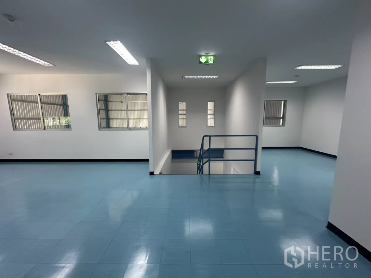 โรงงาน ให้เช่าในBang Phli, Samut Prakan - มุมกว้างออฟฟิศชั้นลอย เห็นโถงบันไดและหน้าต่างหลายบาน