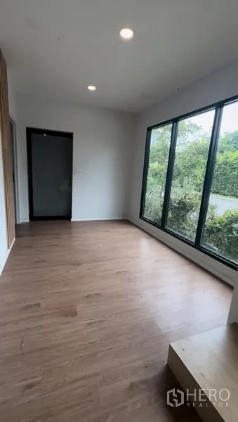 零售空间 出租在Bang Na, Bangkok - 独立办公室，宽窗采光良好，可眺望花园绿意。