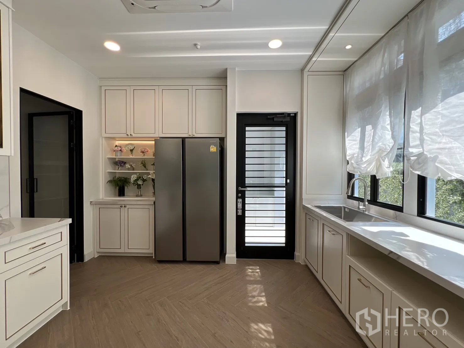 Detached House for rent in Saphan Sung, Bangkok - Bright kitchen with double‑door fridge and long counter.