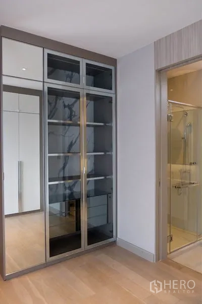 บ้าน ให้เช่าในWatthana, Bangkok - มุมห้องนอนมีตู้เสื้อผ้าบานกระจกบิลท์อิน ติดกับห้องน้ำในตัวพร้อมฉากกั้นกระจก