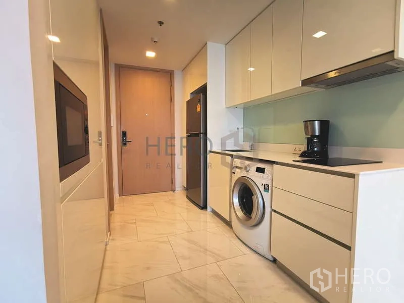 คอนโด ให้เช่า - ครัวแบบแกลลีย์ทันสมัย พร้อมเครื่องซักผ้า ตู้เย็น และตู้สีขาว