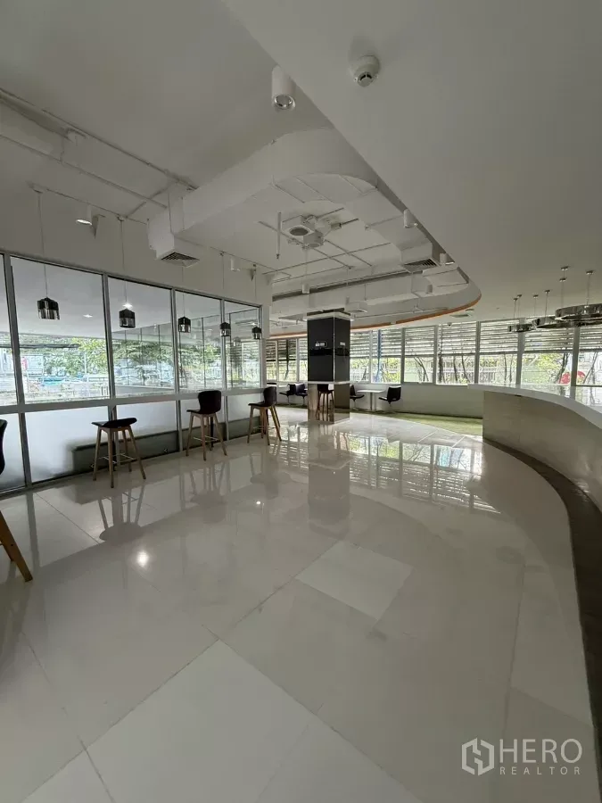 零售空间 出租在Bang Rak, Bangkok - 明亮的开放式零售空间，落地窗环绕，亮面瓷砖与吧台座椅