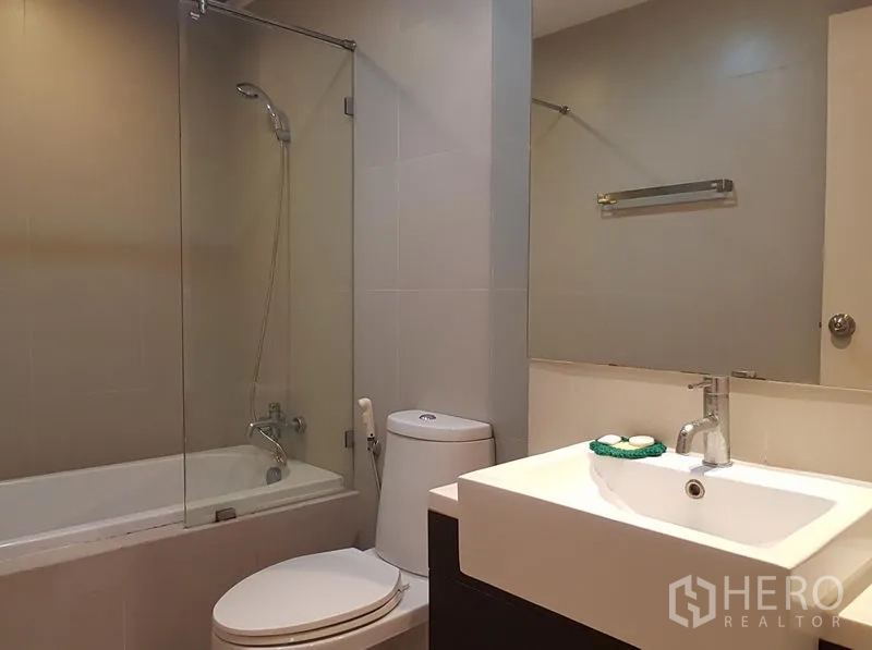 公寓 出租在Khlong Toei, Bangkok - 现代卫浴，浴缸带玻璃隔断，台盆与坐便一应俱全。