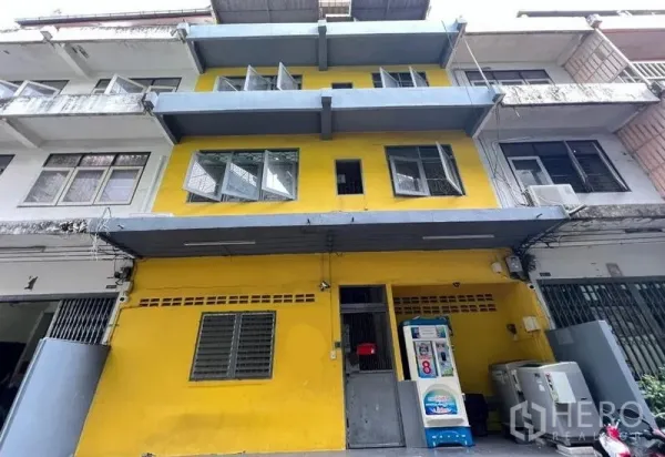 อพาร์ทเมนท์ ขายในWatthana, Bangkok - อาคารอพาร์ตเมนต์สีเหลืองหลายชั้นพร้อมระเบียง ในเขตวัฒนา กรุงเทพฯ