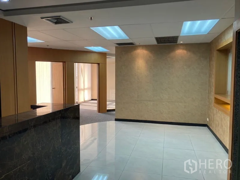 สำนักงาน ให้เช่า - โถงต้อนรับ พื้นกระเบื้องเงา เคาน์เตอร์หิน ไฟเน้นผนัง และทางเข้าห้องทำงาน