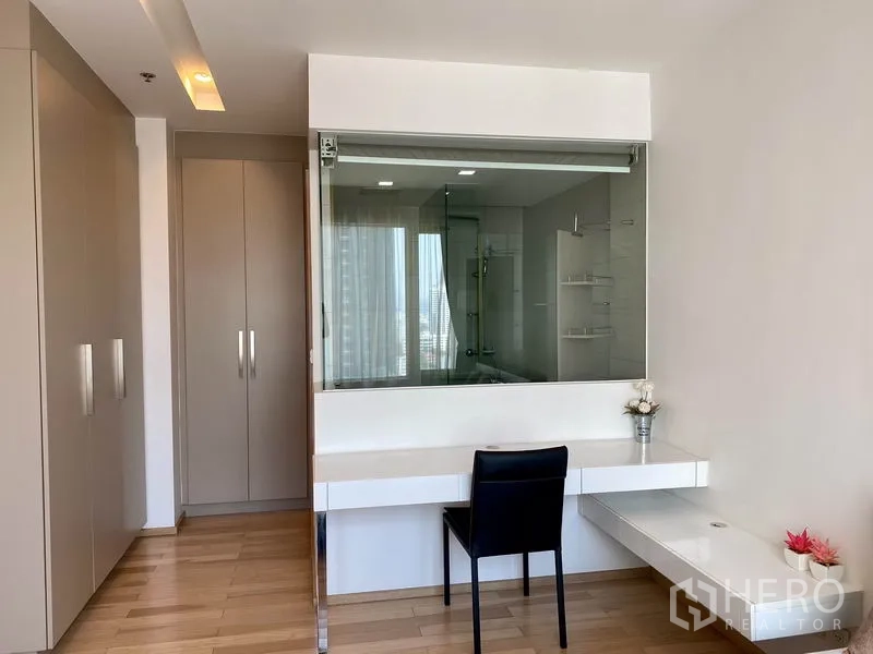 คอนโด ให้เช่าในKhlong Toei, Bangkok - ห้องนอนมีตู้เสื้อผ้าบิลท์อิน โต๊ะเครื่องแป้ง และช่องกระจกมองเข้าห้องน้ำ