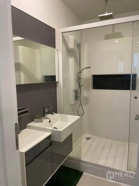 คอนโด ให้เช่าหรือขายในPhra Khanong, Bangkok - ห้องน้ำสมัยใหม่ พร้อมตู้กระจก อ่างล้างหน้า และตู้กั้นอาบน้ำกระจกแบบเรนชาวเวอร์