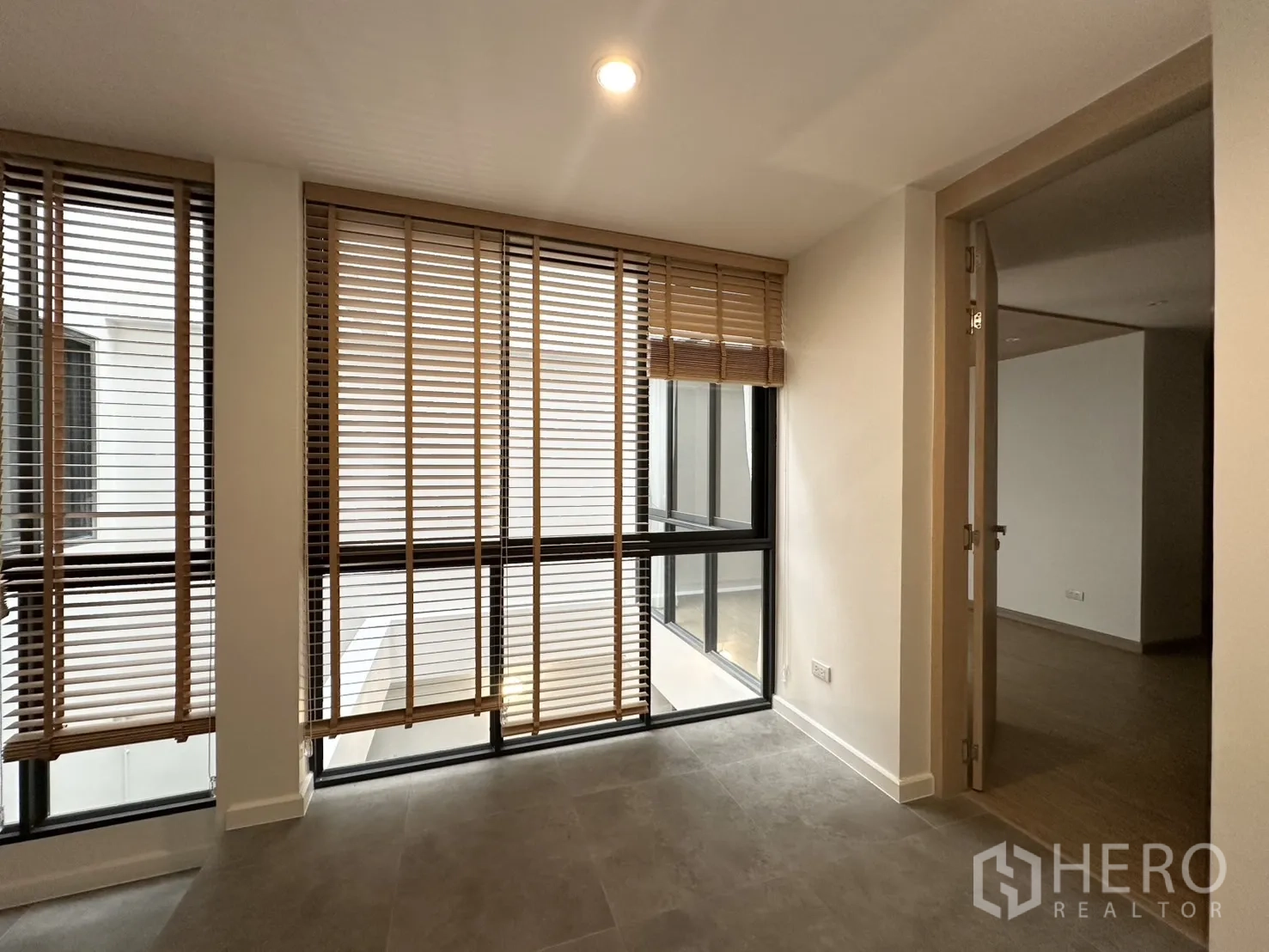 带办公室的家 出租在Phra Khanong, Bangkok - 采光充足的角落房，整面落地窗与木百叶帘。