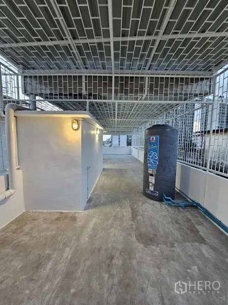 店屋 出租 - 带顶屋顶露台，设水箱与照明。