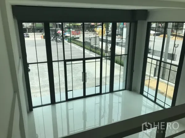 สำนักงานที่บ้าน ให้เช่าในSuan Luang, Bangkok - ชั้นล่างแบบดับเบิลไฮต์ หน้าร้านกระจกเต็มบาน มองเห็นลานด้านหน้าและถนน