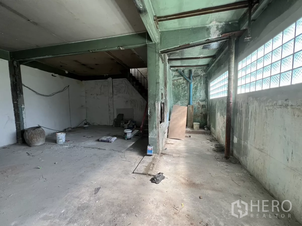 店屋 出售在Suan Luang, Bangkok - 一层纵深区域，玻璃砖采光墙与裸露立柱，地面未完成。