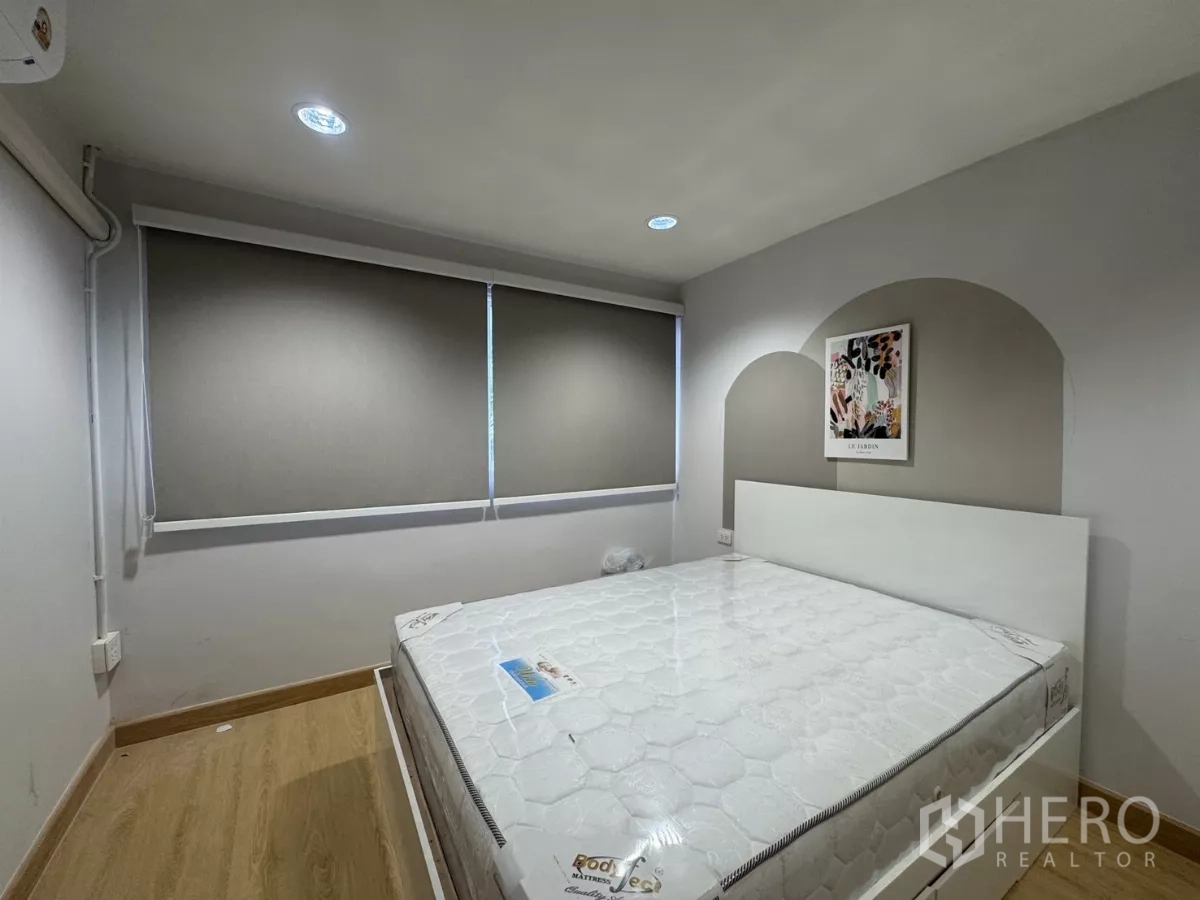 Detached House for rent - Bedroom with arched wall detail and a new mattress set.