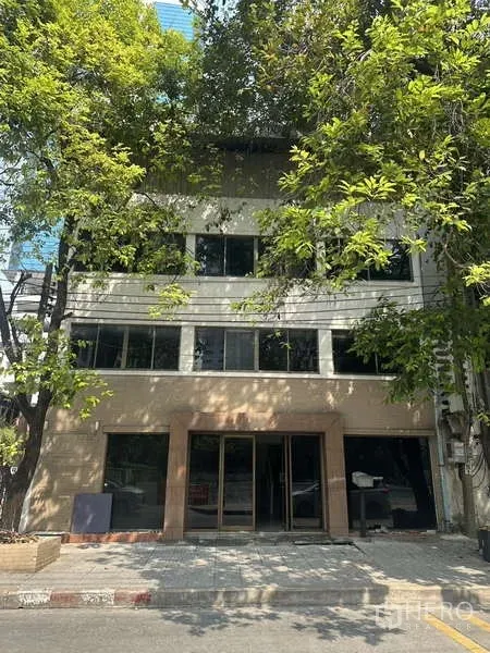 อาคารพาณิชย์ ให้เช่าในKhlong Toei, Bangkok - ด้านหน้าอาคารพาณิชย์หลายชั้น กระจกหน้าร้านกว้าง ร่มรื่นด้วยต้นไม้