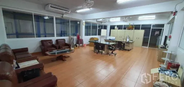 工厂 出租或出售在Lat Krabang, Bangkok - 宽敞办公室，配皮沙发、办公桌与空调，可眺望生产区。