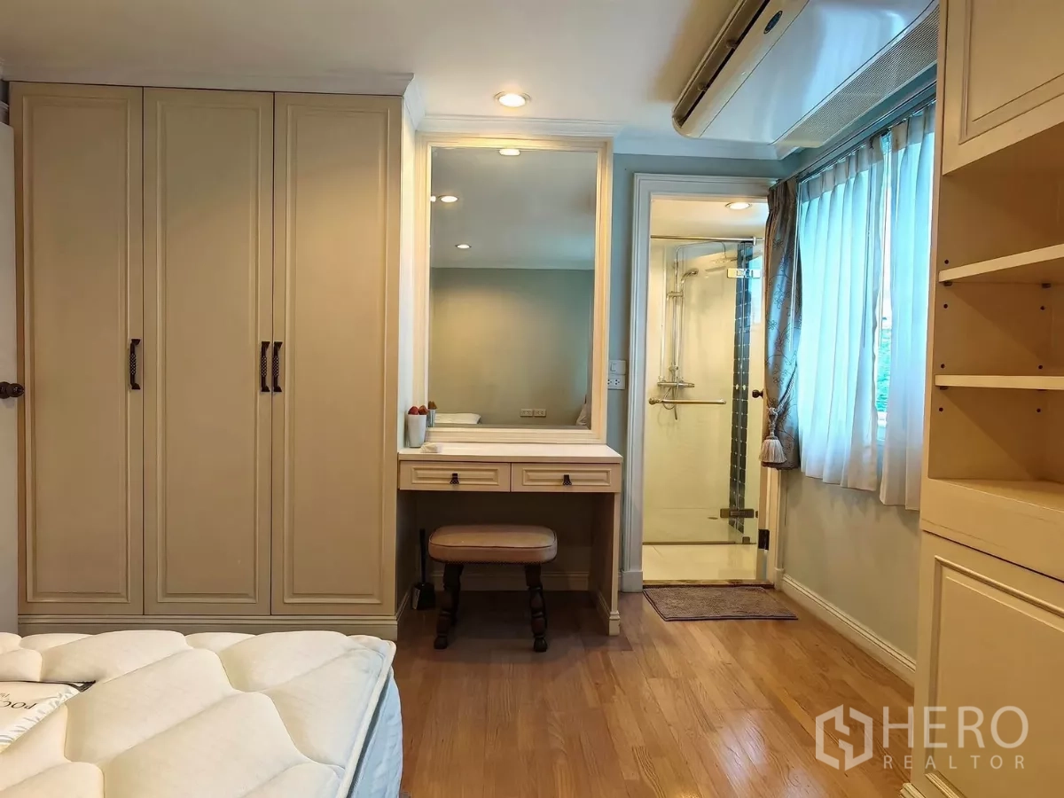 คอนโด ให้เช่าในPathum Wan, Bangkok - มุมห้องนอนพร้อมโต๊ะเครื่องแป้ง ตู้เสื้อผ้า และห้องน้ำในตัวแบบฝักบัว