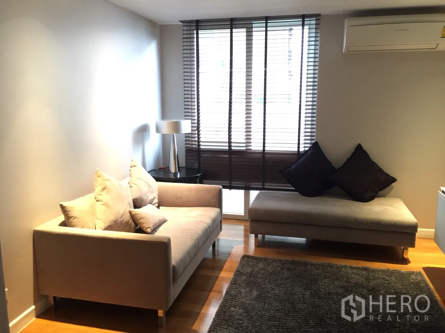 คอนโด ให้เช่าในWatthana, Bangkok - มุมนั่งเล่นรอง โซฟาสองตัว ม่านบลายด์หน้าต่าง และพื้นไม้โทนอุ่น