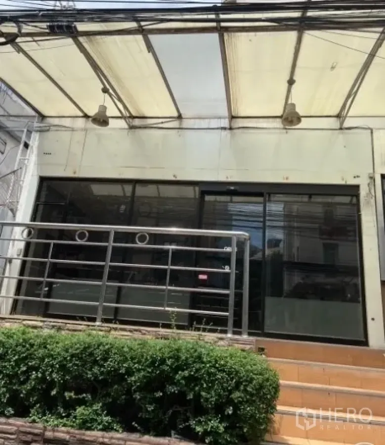 零售空间 出租在Khlong Toei, Bangkok - 一层店面外观，推拉玻璃门与顶棚的街铺，靠近素坤逸路与BTS Nana