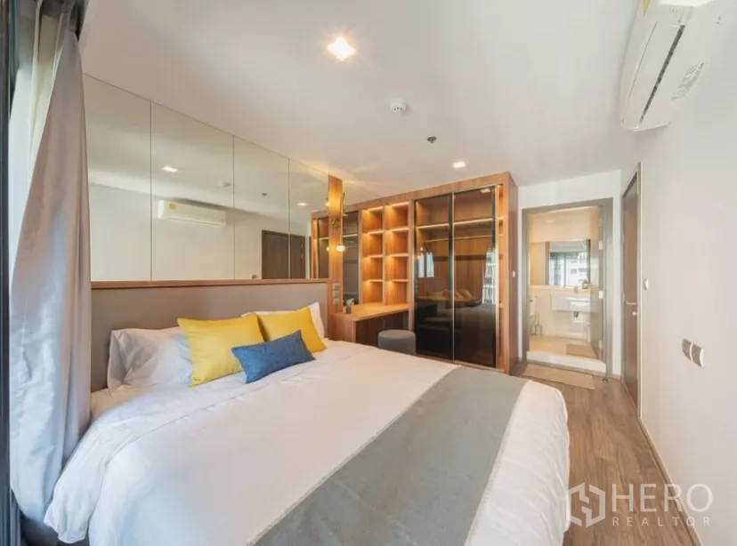 คอนโด ให้เช่าในChatuchak, Bangkok - ห้องนอนกว้าง เตียงคิง ผนังกระจกตลอดแนว ตู้เสื้อผ้าบิลท์อิน และห้องน้ำในตัว