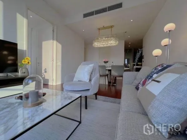 公寓 出租在Watthana, Bangkok - 起居与餐区，一盏水晶吊灯和落地灯点缀其中。