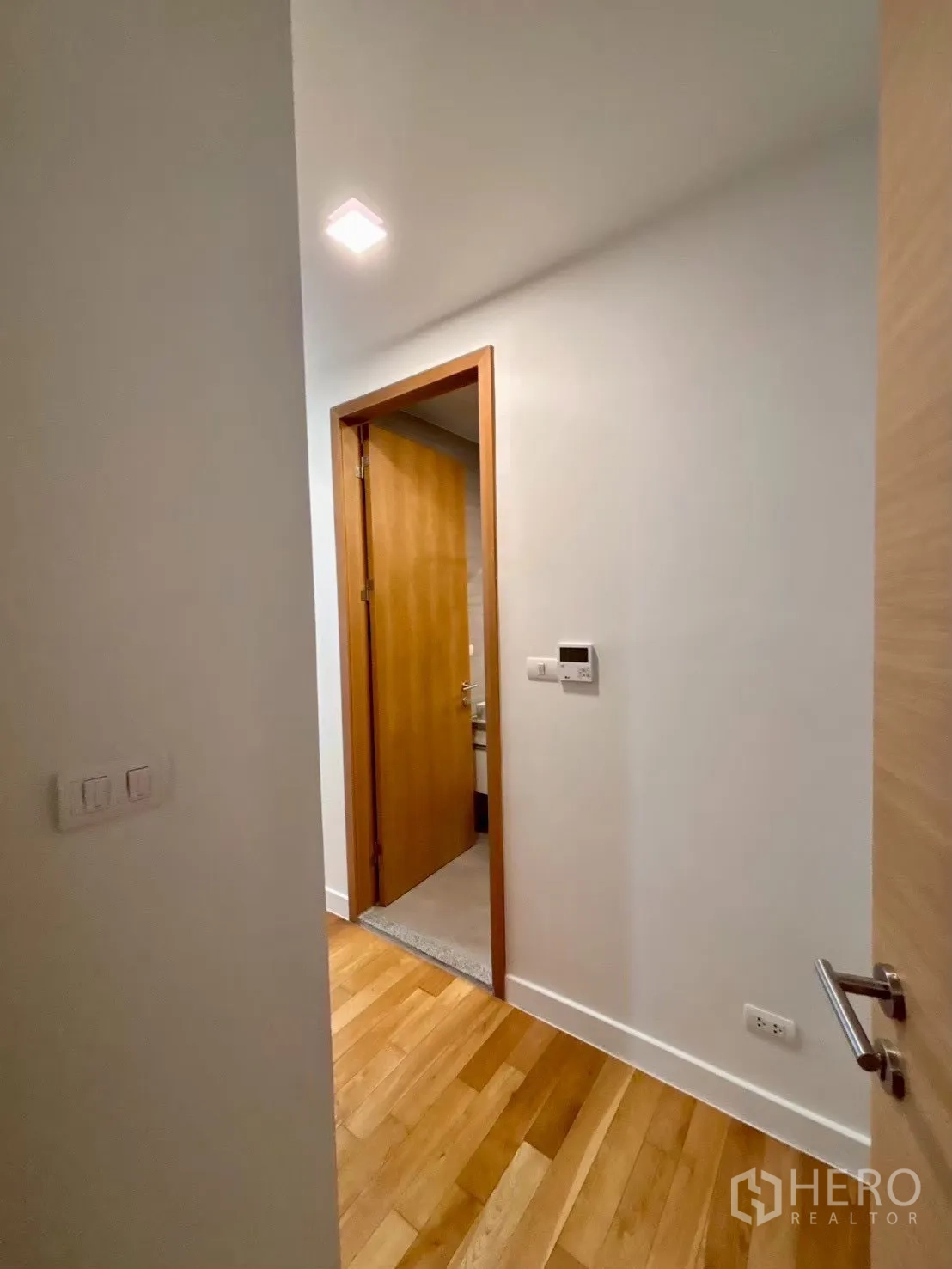 Condominium for rent in Khlong Toei, Bangkok - Hall corner with thermostat and door to bathroom