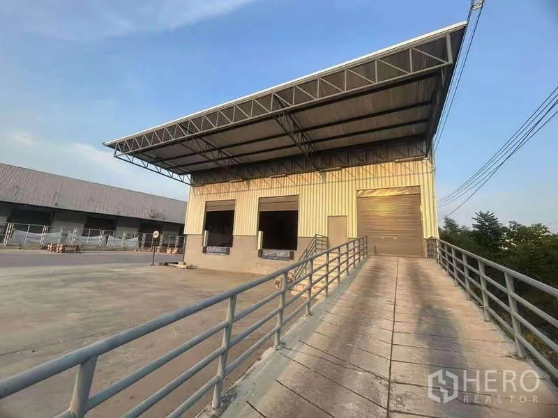 货栈 出租在Si Racha, Chon Buri - 是拉差高架装卸平台仓库，带大雨棚、卷闸门与卡车坡道