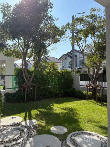 Detached House for rent in Bang Phli, Samut Prakan - Shaded front yard with trees, circular stepping stones and perimeter fence.
