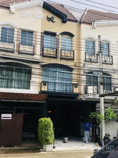 ทาวน์เฮาส์ ให้เช่าในBang Kapi, Bangkok - ทาวน์เฮาส์ 3 ชั้นย่านสะพานสูง กรุงเทพฯ ด้านหน้าอาคารพร้อมระเบียงและที่จอดรถในร่ม