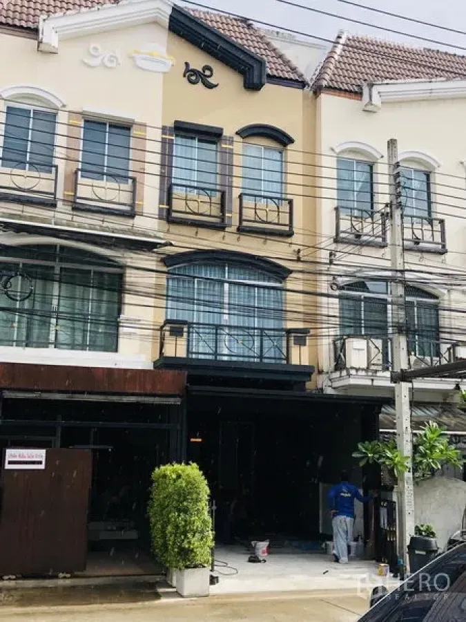 ทาวน์เฮาส์ ให้เช่าในBang Kapi, Bangkok - ทาวน์เฮาส์ 3 ชั้นย่านสะพานสูง กรุงเทพฯ ด้านหน้าอาคารพร้อมระเบียงและที่จอดรถในร่ม