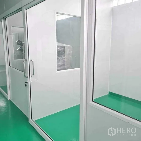 工厂 出售在Bang Pa-in, Phra Nakhon Si Ayutthaya - 玻璃隔断洁净房，通过内窗可见设备。