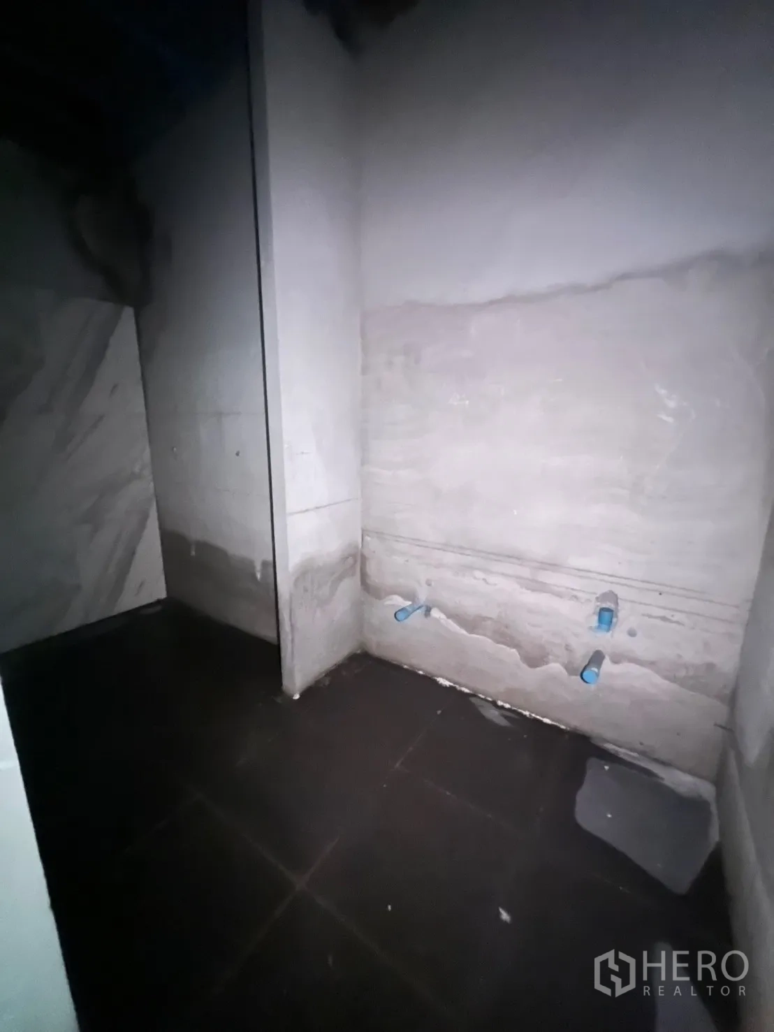 พื้นที่ขายปลีก ให้เช่าในWatthana, Bangkok - โถงยาวพื้นไม้พร้อมเคาน์เตอร์ยาวข้างผนัง